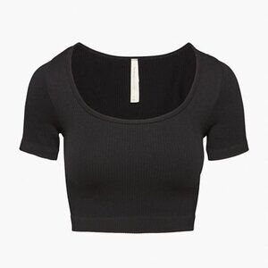 The Group by Babaton FLOW SEAMLESS SCOOPNECK T-SHIRT